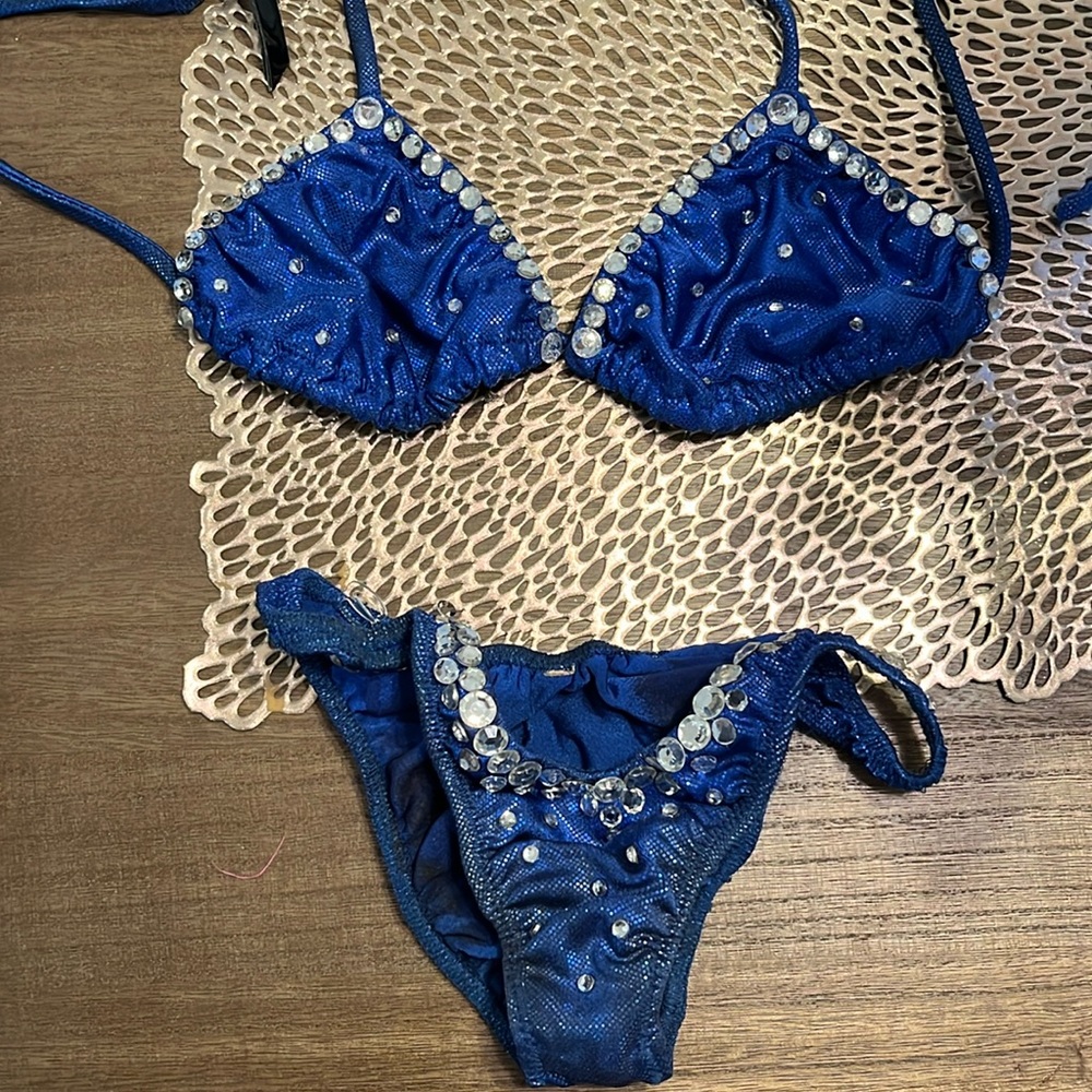Xs posing suit